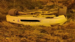 Dereye uçan otomobil ters döndü