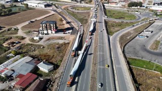 Dev kanatların zorlu yolcuğu trafiğin aksamasına neden oldu