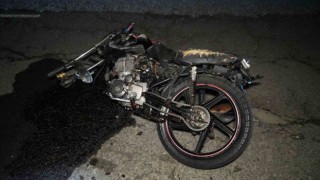 Devrilen motosikletin sürücüsü tek ayakkabıyla kaçtı, otomobildeki 2 kişi yaralandı