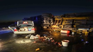 Devrilen tırın dorsesine çarpan otomobilde 1 kişi öldü, 3 kişi yaralandı