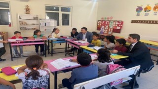Dicle Kaymakamı Yurdagül, öğretmen ve öğrencilerle buluştu