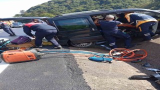 Direksiyon hakimiyetini kaybeden sürücü refüje çarptı; 2 yaralı