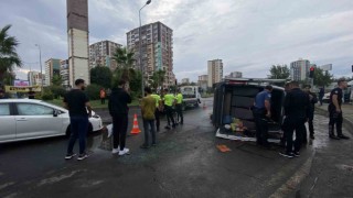 Diyarbakırda otomobil ile şehir içi minibüs çarpıştı: 1i bebek 9 yaralı