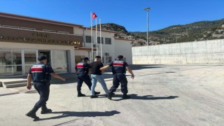 Dört ayrı suçtan aranıyordu, Kuşadasında yakalandı