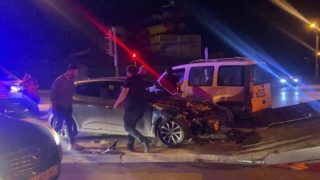Duble yolda hafif ticari araç ile otomobil çarpıştı: 5 yaralı
