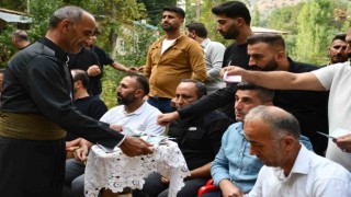 Düğünlerde tepsiyle para toplama geleneği