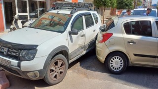 Dükkanın önüne park eden araca kızıp kendi aracıyla çarptı, Kaydırdım diyerek özür diledi