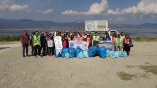 Dünya Temizlik Gününde kuraklıkla boğuşan Burdur Gölü etrafında çöp topladılar