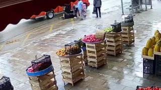 Durağa yanaşan minibüsteki kadın yolcu açılan kapıdan düşerek yaralandı