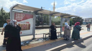 Duraklar onarılıp temizlendi