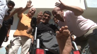 El arabasıyla gezdirilen engelli genç tekerlekli sandalyesine kavuştu