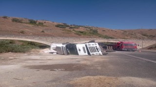 Elazığ tır devrildi: 1 yaralı