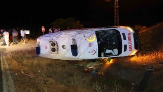 Elazığda ambulans şarampole devrildi: 3 yaralı