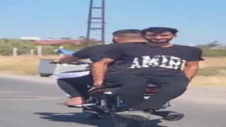 Elazığda tehlikeli yolculuk: Motosiklete ters oturdu