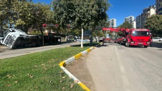 Elazığda tır devrildi: 2 yaralı