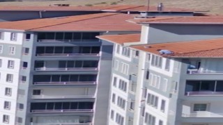 Elazığda yürekleri ağza getiren çatı tamiratı