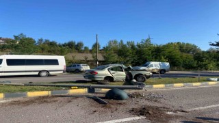 Elektrik direğine çarpan otomobilin sürücüsü yaralandı