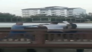 Elinin alçılı olmasına bakmadı, tekme yumruk kavga etti