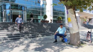 Emekli astsubaydan belediyenin önünde oturma eylemi