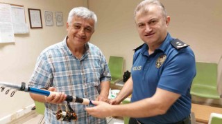 Emekli olan balık tutkunu polise meslektaşları olta hediye etti