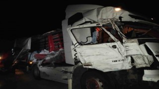 Emniyet şeridindeki yolcu otobüsüne tır çarptı: 1 yaralı