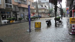 Erdekte şiddetli yağış hayatı felç etti