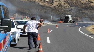 Erzincanda seyir halindeki tır alev alev yandı