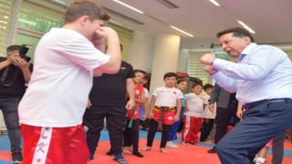 Esenyurt Belediye Başkanı Ahmet Özerden belediyenin spor tesislerine ziyaret