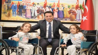 Esenyurt Belediye Başkanı Özer, SMA hastası ikizleri makamında ağırladı
