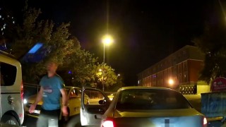Esenyurtta korna çalan taksiciye sinirlenen şahıs, önce araca çarptı ardından böyle saldırdı