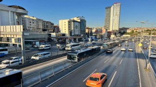 Esenyurtta metrobüsün tekerlekleri fırladı: Faciadan dönüldü