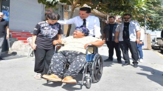 Esenyurtta sosyal medyadan tekerlekli sandalye isteyen vatandaşın talebi karşılandı