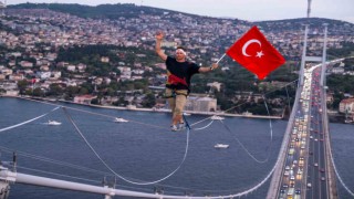 Estonyalı sporcu Jaan Roose 15 Temmuz Şehitler Köprüsünü ip üzerinde yürüyerek geçti