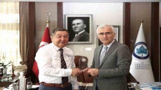 ESVAKtan ESOGÜ Rektörü Prof. Dr. Kamil Çolaka plaket takdimi