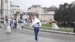 Etkili yağışa Taksimde yakalanan vatandaşlar zor anlar yaşadı