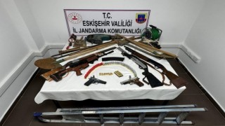 Evlerinin bahçesinde kaçak kazı yaparken suçüstü yakalandılar