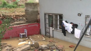 Eyüpsultanda yağmur nedeniyle inşaat duvarı yıkıldı, yan binanın bodrumunu su bastı