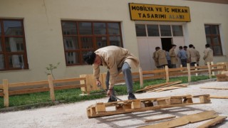 Fabrika gibi lisede arı gibi çalışan öğrenciler atık malzemelerden ahşap eşyalar üretiyorlar