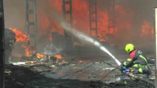 Fabrika yangınına 78 personel ve 22 araç müdahale etti