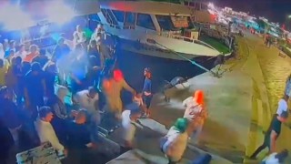 Fatihte dehşet anları kamerada: Anne ve çocuğu tur teknesinden denize düştü