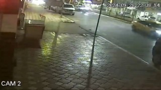 Feci kaza kamerada: Otomobilin çarpmasıyla savrulan bisikletli, arkadan gelen başka aracın altında kalarak can verdi
