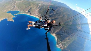 Fethiye Babadağda 80lik çift paraşütle uçtu
