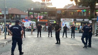 Fethiyede silahlı şişeli taşlı kavga: 13 yaralı