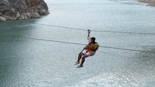 Fırat Nehrinin muhteşem manzarası eşliğinde zipline yaparak klarnet çaldı