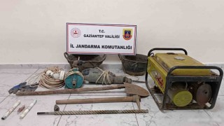 Gaziantepte kaçak kazı yapan 2 şahsı jandarma suçüstü yakaladı