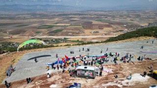 Gaziantepte yamaç paraşütü heyecanını depremzede çocuklar merakla izledi