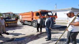 Gedizde asfalt çalışmaları devam ediyor