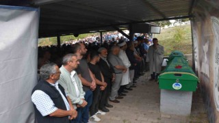 Girdikleri denizde boğulan 2 kardeş son yolculuğuna uğurlandı