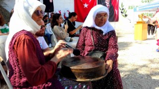 Göktepenin kadınları hamur leğenleriyle kültürlerine ritim katıyor