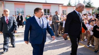 Gölbaşı Belediye Başkanı Odabaşı, okulun ilk gününde öğrencilerle buluştu